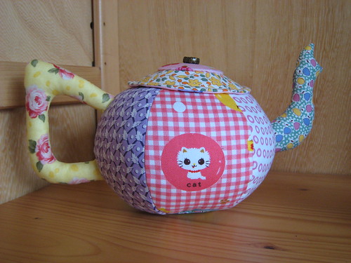 A cat in the teapot (pattern from RicRac) | by simonedk