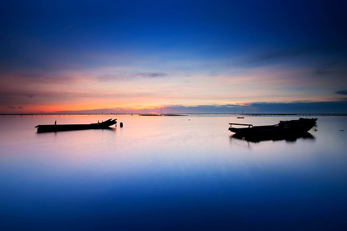 日落彰濱 - Sunset at Small wharf of Chang-Hua Coastal by prince470701, 拍攝日期: Jun/19/2011

拍攝地點: 彰濱小漁港

昨天傍晚 彰濱 的這個點是我看到這麼多支腳架的第一次....真是熱鬧滾滾.......^_^

很高興大都是 Flickr 的攝友 : 