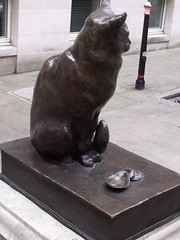 statue of Hodge - Dr Johnson's cat - in Gough Square