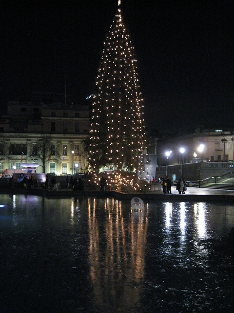 Trafalgar Square: Reflections in the icy fountain