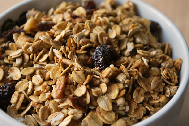 Applesauce Granola - healthy crunchy granola made with no oil! Oats, nuts, seeds, and raisins make the perfect easy breakfast. 