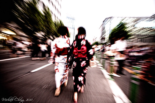 Chasing girls in Kyoto by Mike Chong