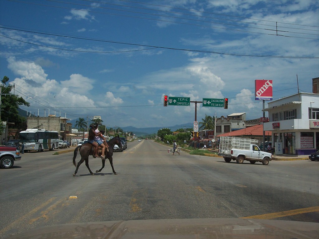 Jinete cruzando la carretera principal de Compostela, Nayarit