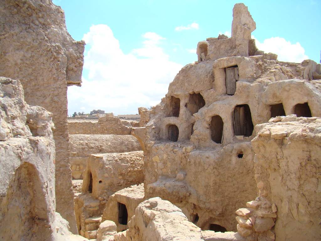 exterior ghurfas o cámaras en callejones de Ksar Nalut castillo granero fortificación Libia 15