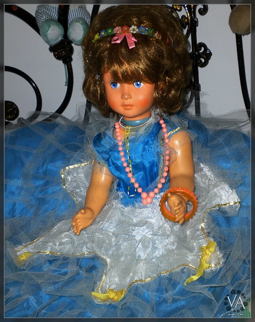 Beautiful 40-yo old-fashioned doll / Bonita muñeca (40 años) de estilo tradicional