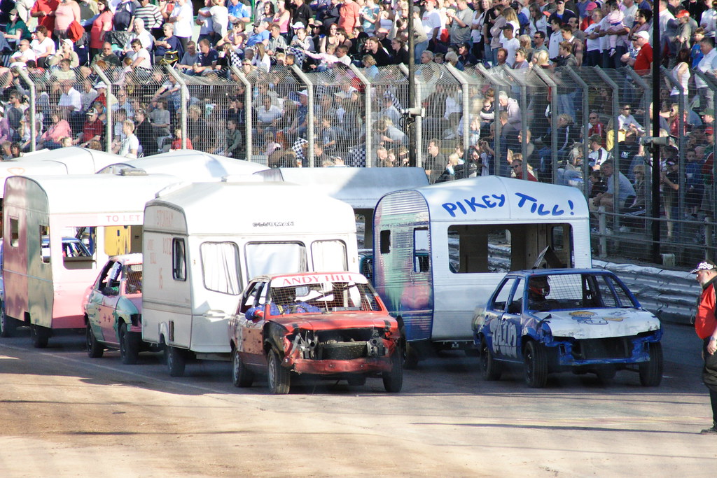 Banger Racing with caravans at Foxhall Stadium, Ipswich | Flickr