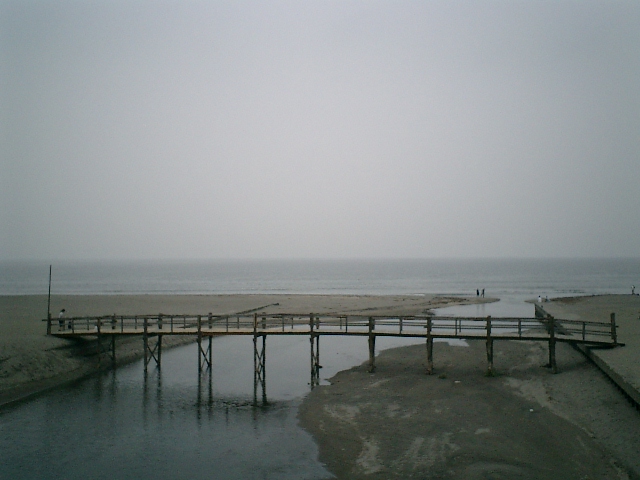 鎌倉「滑川河口」仮設橋。夏季限定。左は東の「材木座海岸」、右は西の「由比ガ浜海岸」。R134遊歩道から撮影。