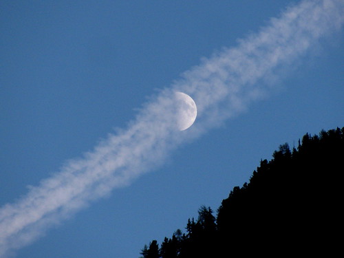 XXXX Reise durch die Schweiz : Mond über dem Engadin , Schweiz | by chrchr_75