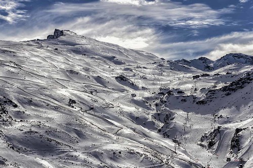 sierranevada picoveleta granada nieve montaña sierra cielo nubes soleado dia esquiadores
