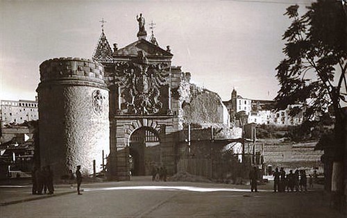 Puerta de Bisagra con el torreón derruido en 1946. Postal. Cortesía de Javier Felage