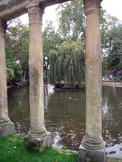 2009.10.09.01 PARIS - Parc Monceau - colonnades