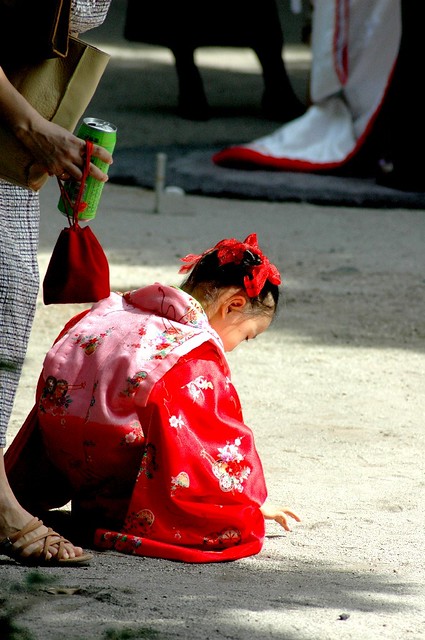 Kawaï little girl dressed in red