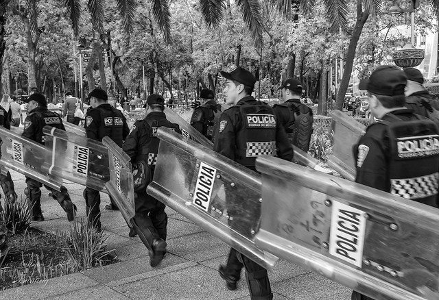 Policia on the run to repositon as protesters get closer