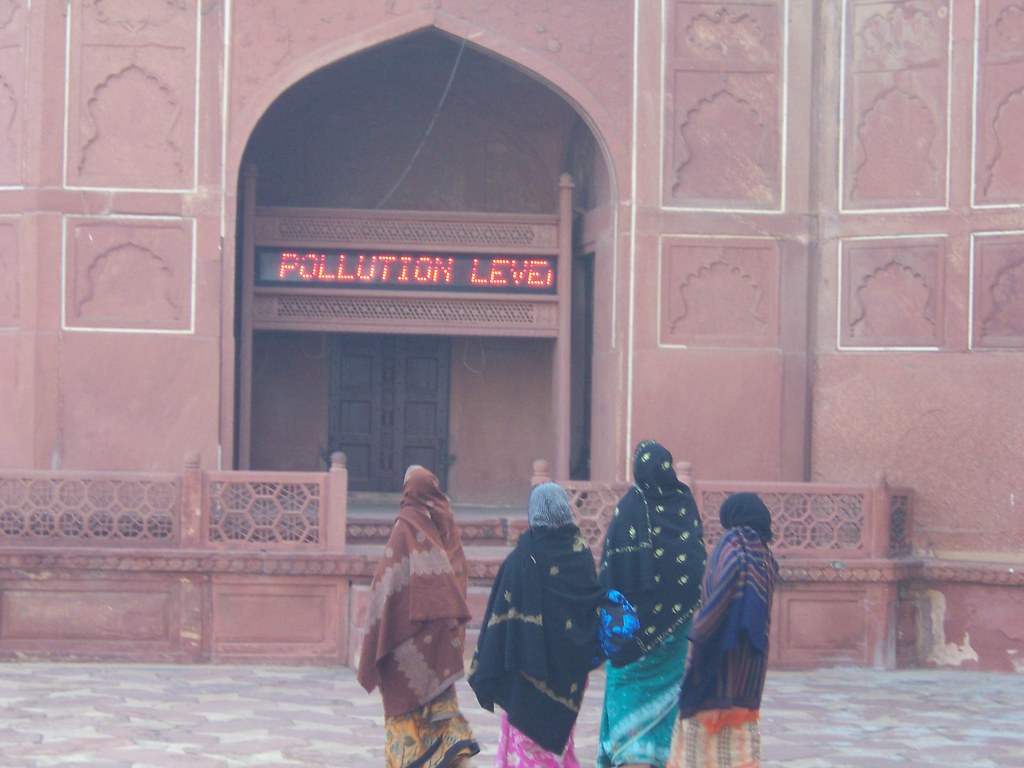 Taj Mahal scrolling pollution tracker