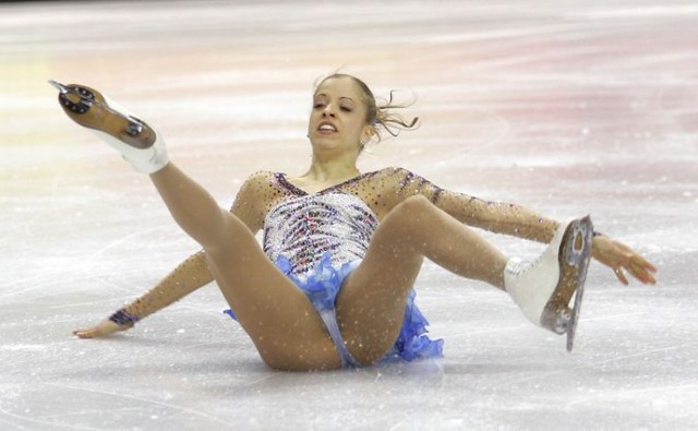 Carolina Kostner falls down - figure skating