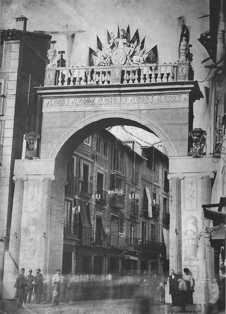 Arquitectura efímera en la esquina de Zocodover con la Calle Ancha en el siglo XIX. Corpus Christi, probablemente año 1865.