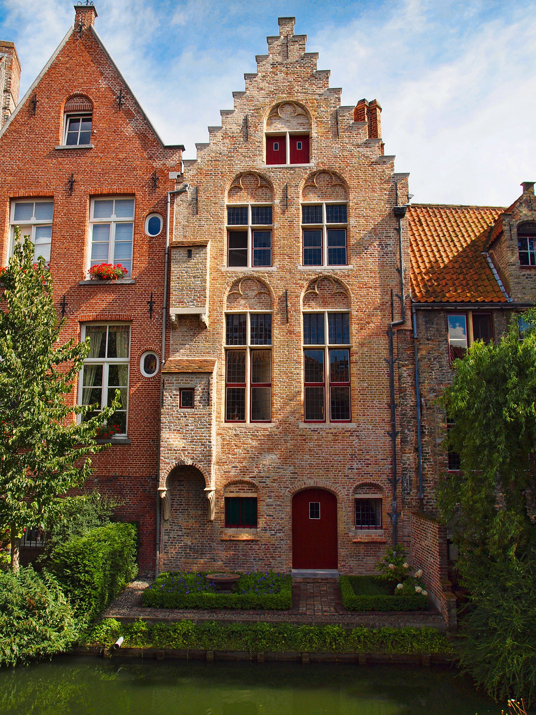 Голландский дом отзывы. Средневековый Брюгге. Олд Хаус голландский домик. Брюгге средневековые дома.