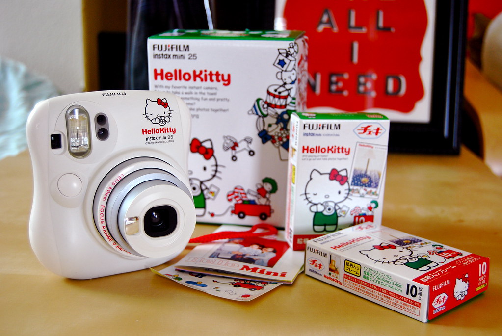 Hello камера. Fujifilm Instax Mini hello Kitty. Инстакс мини 25 Хэллоу Китти. Fujifilm Instax hello Kitty. Instax Mini hello Kitty 3.
