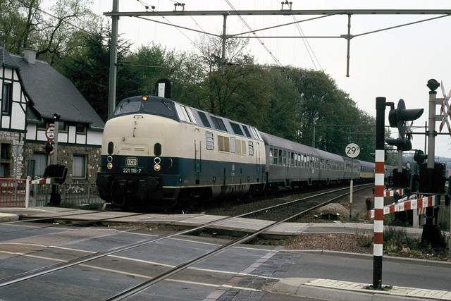 DB 221 116-7 te Meerssen, 1988.