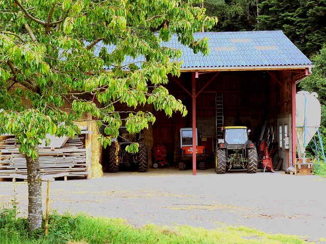 Gîte à la ferme Chez Marie-Noëlle : Le hangar et les tracteurs