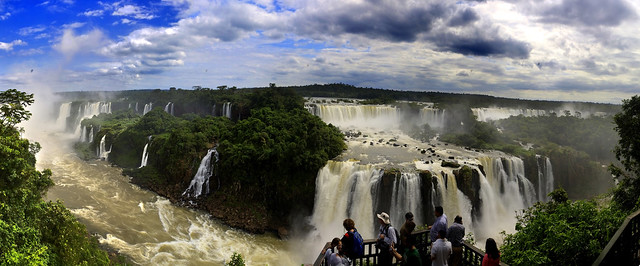 Foto panorámica en HDR de las Cataratas de Iguazú, Brasil