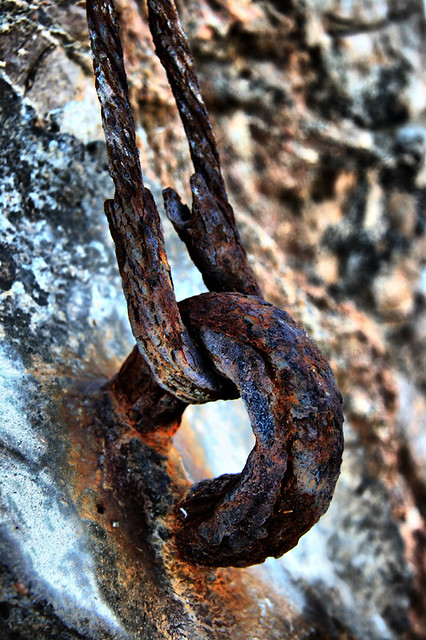 Cancamo y cable oxidados