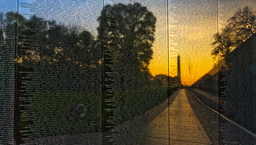 Vietnam Veterans Memorial 越战纪念碑 by Roaming the World