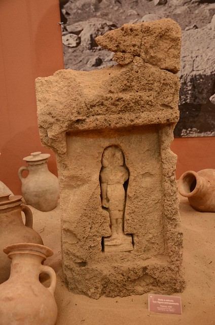 Stele a edicola con figura antropomorfa - Stele with niche with anthropomorphic figure