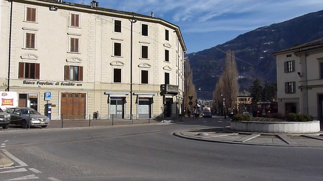 Ferrovie Retiche attraversamento piazza di Tirano (SO)