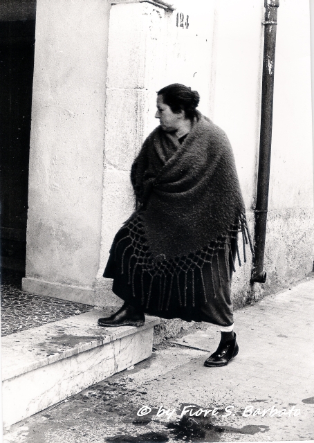 Nocera Terinese (CZ), 1973, la processione della Madonna Addolorata: il rito dei 