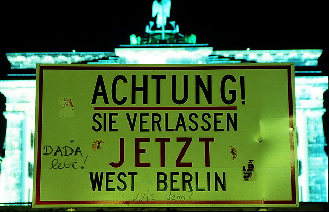 19870000 Berlin Brandenburger Tor Mauer Schilder Nacht (2)