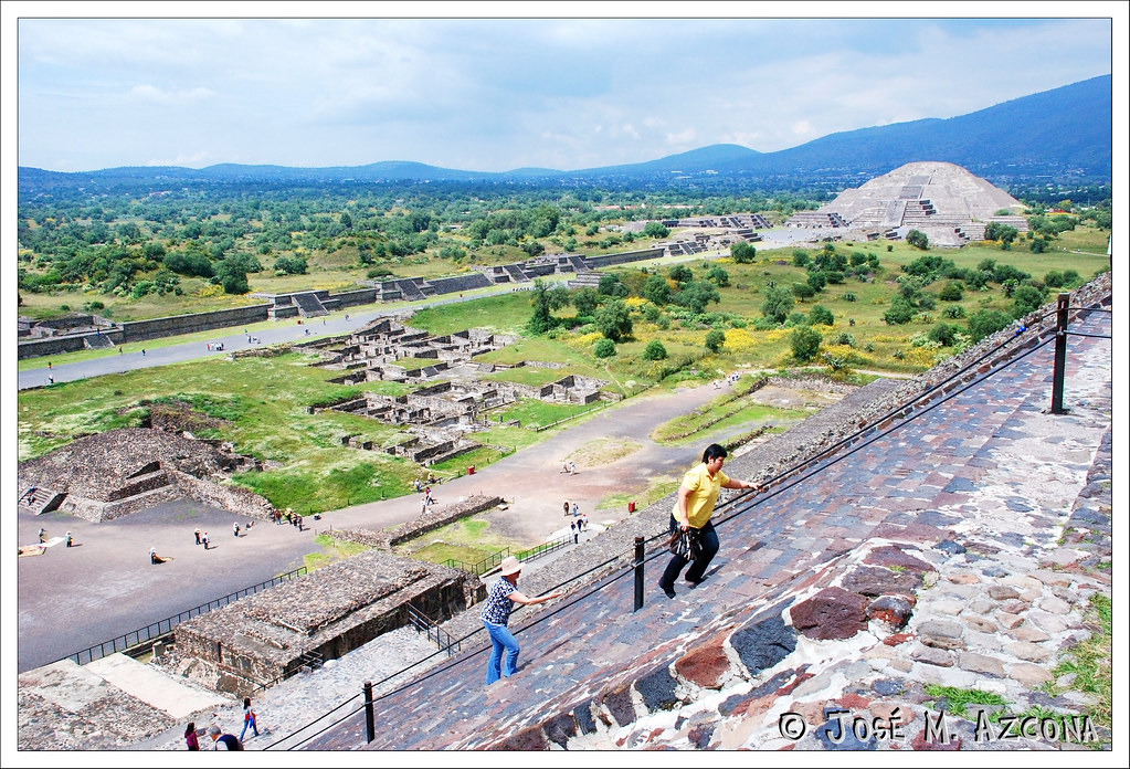 México. Teotihuacan. Pirámide de la Luna desde la Pirámide del Sol y Calzada de los Muertos.
