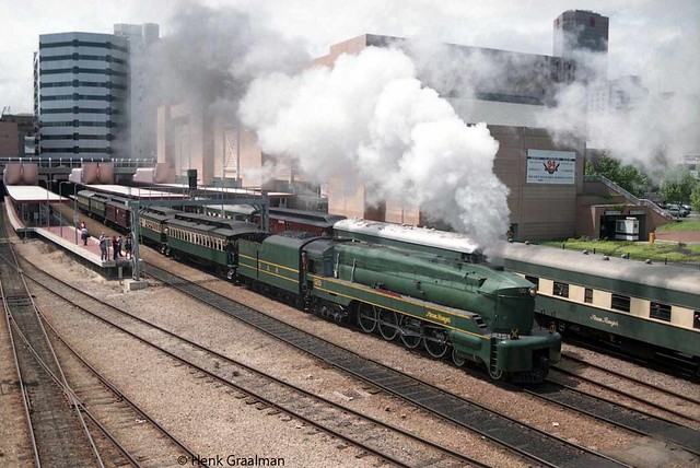 Streamlined SAR 520 steaming out of Adelaide railway station