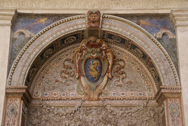 Rom, Palazzo Altemps, Wappen am Brunnen im Innenhof (coat of arms on the courtyard's fountain)