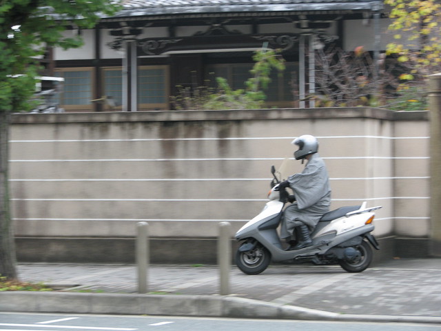 Arashiyama 嵐山 - Monk on scooter スクーターでお坊さん