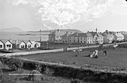 robertfrench williamlawrence lawrencecollection lawrencephotographicstudio glassnegative nationallibraryofireland ballinskelligs cokerry ireland lawn tennis croquet photographer tripod camera group ladies poles houses bungalows sea beach explore countykerry cablestation photography beacon navigationaid cable telegraphstation angloamericantelegraphcompany westernunion pose lawrencephotographcollection