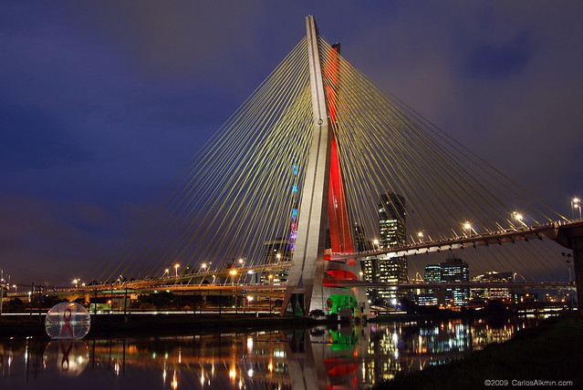 Ponte Estaiada vestida de vermelho