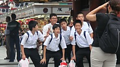 School group photo, Kaminarimon, Asakusa, Tokyo