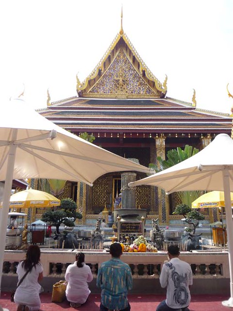 BANGKOK, THAILAND - Wat Phra Kaew temple - altar to the Goddess of Mercy/ БАНГКОК, ТАИЛАНД - Храм Пра Каеу (Храм Изумрудного Будды)