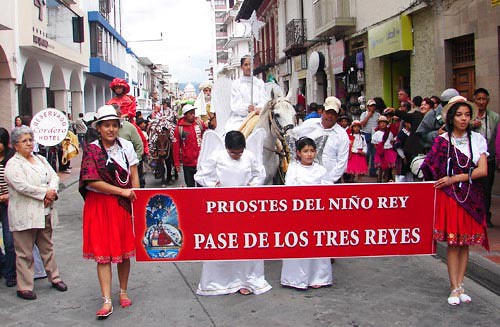 Consentimiento carencia dolor de estómago Cuenca, Ecuador | Ataviados con vistosos trajes multicolores… | Flickr