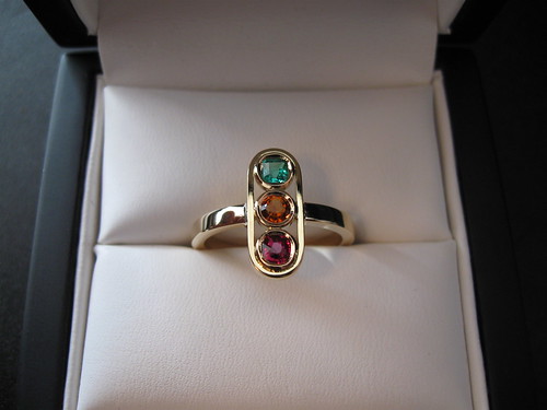 18ct Traffic Light Ring | 18ct yellow gold with an emerald, … | Flickr