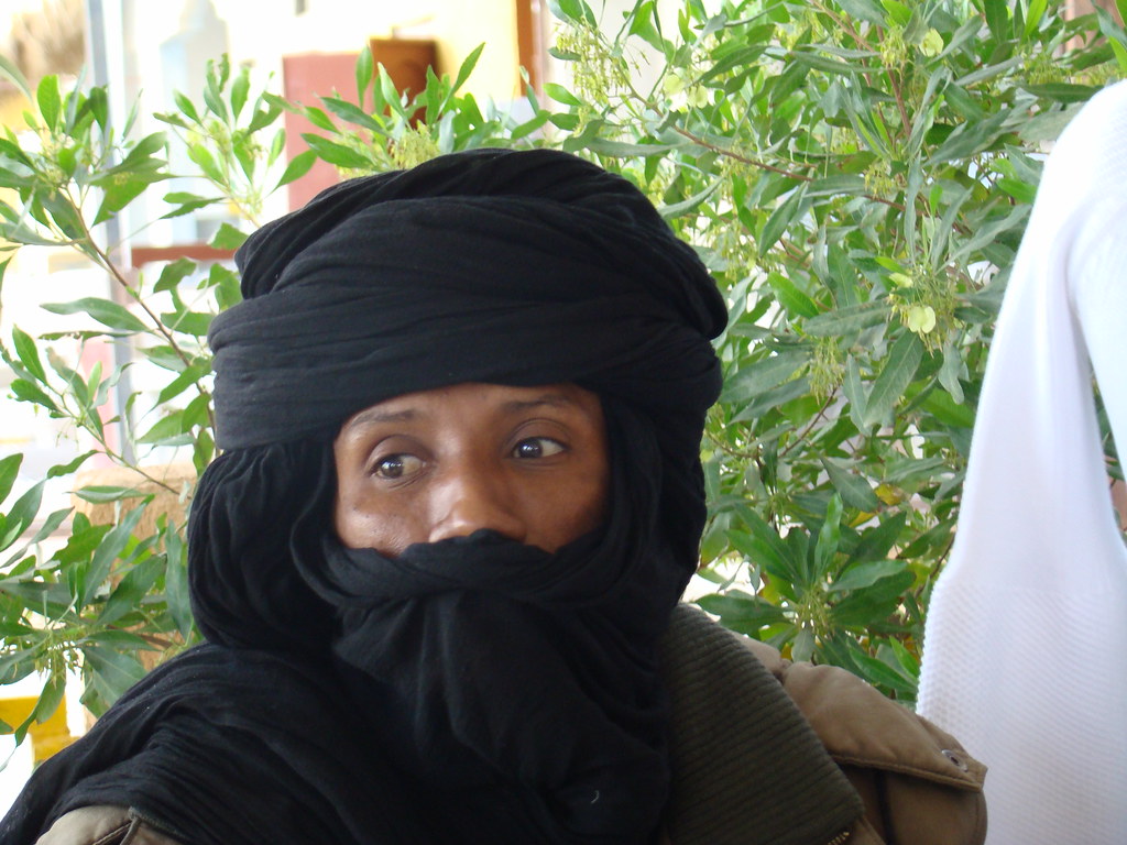 hombre con turbante tagelmust tuareg su gente Libia 24
