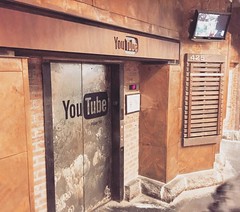 En el Chelsea Market hay una oficina de marketing local de YouTube :arrow_forward: para el area de #NewYorkCity. La entrada está literalmente en un pasillo del mercado y el elevador tiene todo ese toque industrial - vanguardia. Es un spot  geek escondido