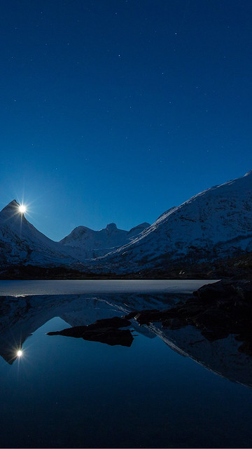 Moon and Mountain iOS 9 Wallpaper