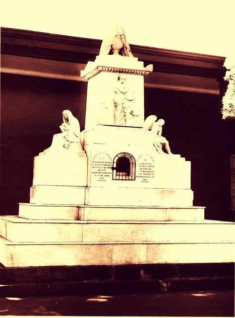 mausoleo con el corazon de Diego Portales en Valparaiso  Obder Heffer. imagen escanneada de IMAGENES CENTENARIAS DE VALPARAISO Y VIÑA DEL MAR del Mercurio de Valparaiso