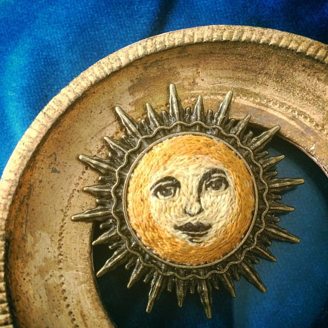We all need the sun 🌞#brooch #sun #embriodery #bordado #broderie #textilejewelry #embroideryartist #hellosun #face #sunshine #letthesunshine #sunbrooch