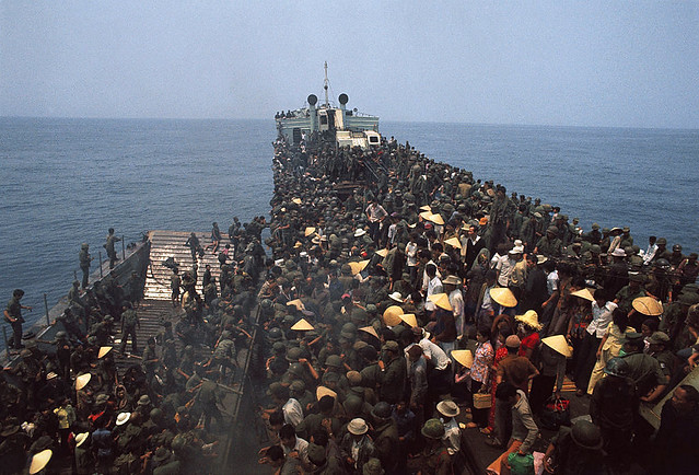 HUẾ 26-3-1975 --- Binh lính và dân chúng chen chật cứng trên một tàu Hải quân đã di tản họ từ cố đô Huế