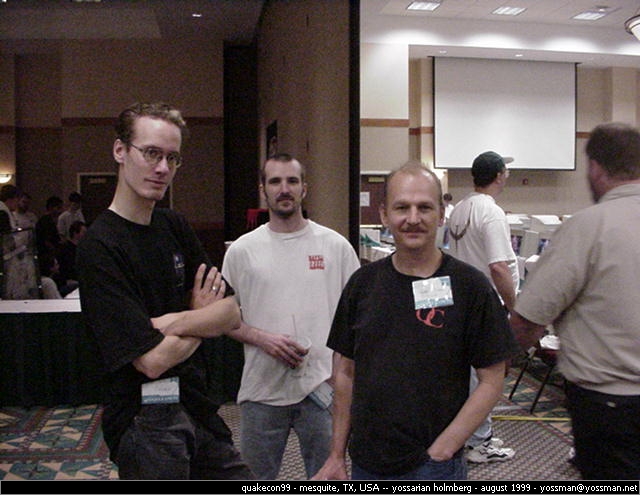 Участники QuakeCon 1999, 5 августа, Мескит, США. Зарубежная фотография показывает живую компанию на компьютерной встрече; российские клубы могли выглядеть совсем иначе.