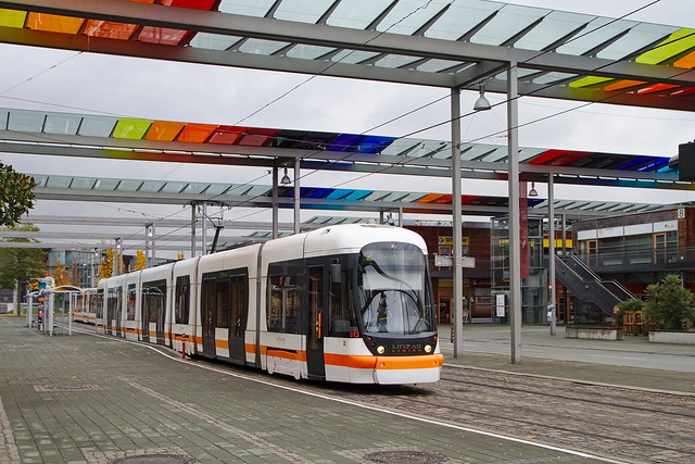 Linz_tram2_solarcity_lunaplatz_2016-10-29