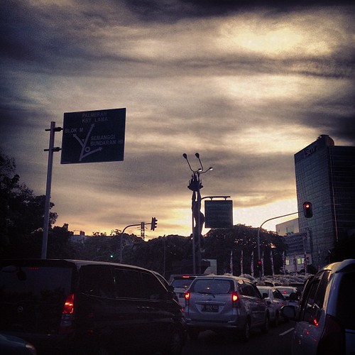 The weekend is here. #jakarta #sunset #igers #instafun | by manoj damodaran